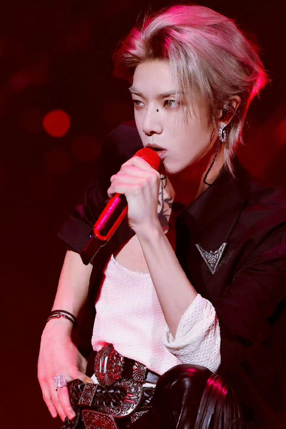 华晨宇把殷秀梅的作业交给了火星人这波必须给华晨宇点个赞！宠粉天花板没错了，给秀梅