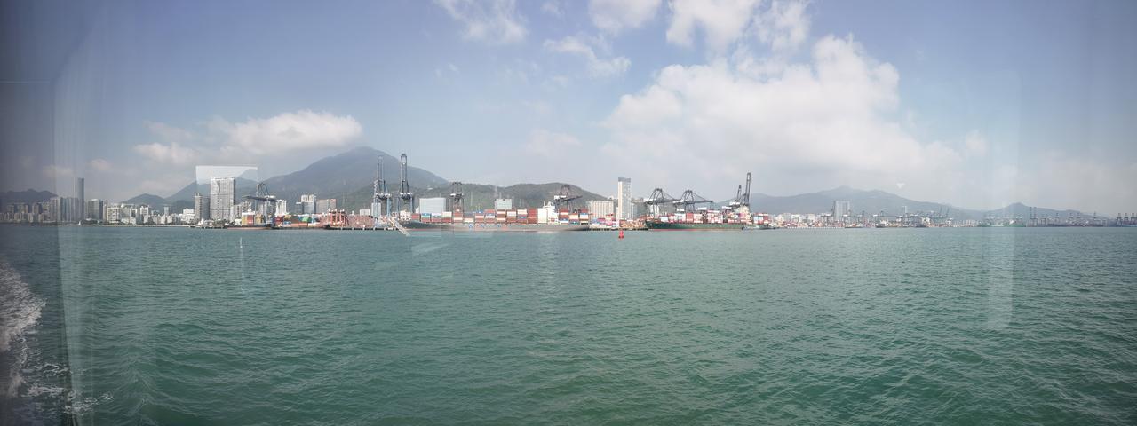 每年都要从盐田港过几十次，从来没有看过它的全貌。
这个元旦，是第1次从海上，远处