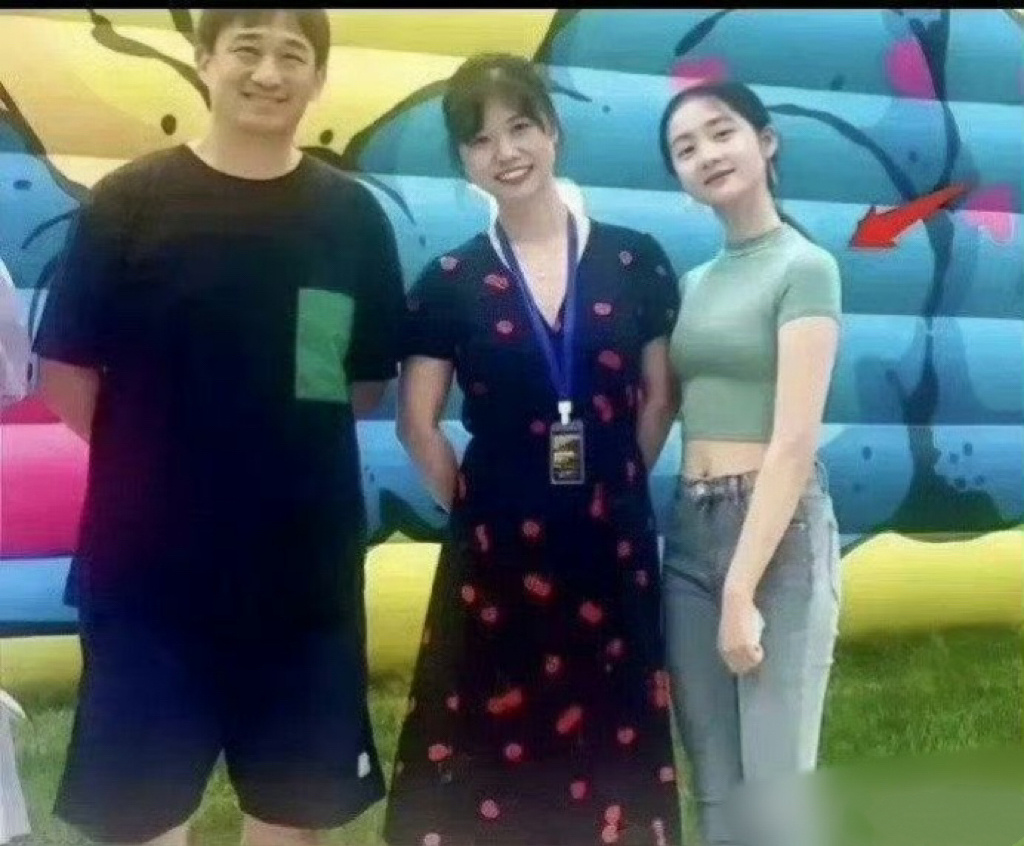 黄磊女儿黄多多有意进圈，脸是真的小，身材是真的好，应该会爆吧？！ ​​​
