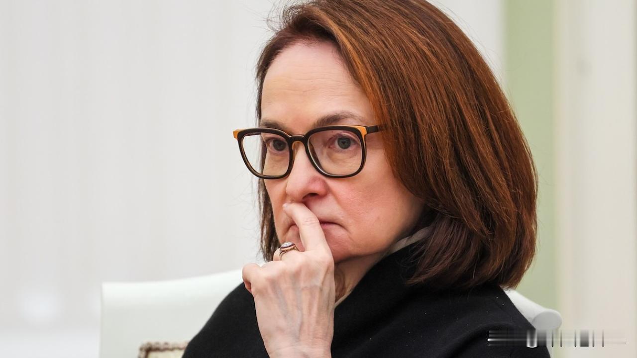 纳比乌琳娜警告说，由于燃料危机和预算支出爆炸式增长，通货膨胀正在加速。

俄罗斯