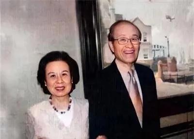 1954年，富家千金席与时，看上了一个穷小子非他不嫁。父亲大怒：“你要敢嫁，我就