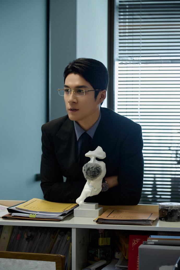韩东君路灯下的小狗眼神 韩东君路灯这段看完久久回味！剧里李信专业且强势，庭审场上