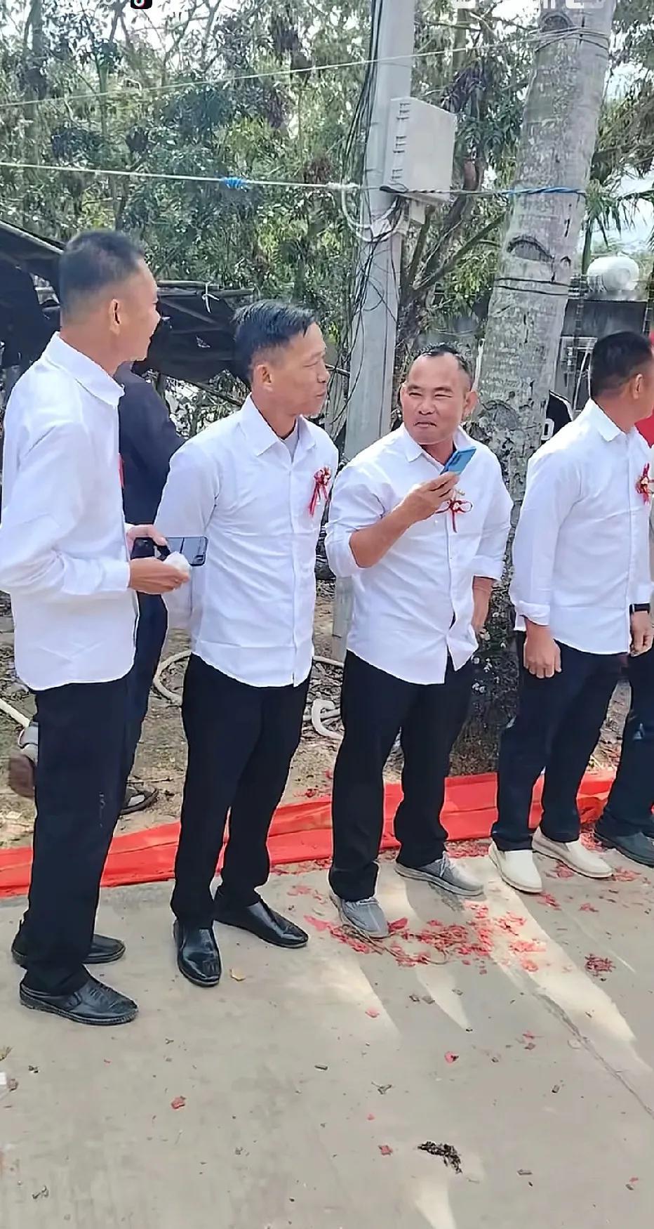 只要是幸福，不要在乎年龄，伴郎伴娘齐心助力，祝福一对新人，大家都是有素质的人，看