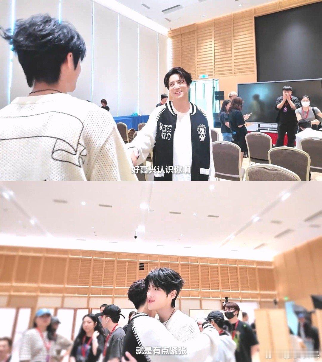 张峻豪见张靓颖社恐到腿软 《音乐缘计划2》里，他社恐发作时慌到腿软。借开场白破冰