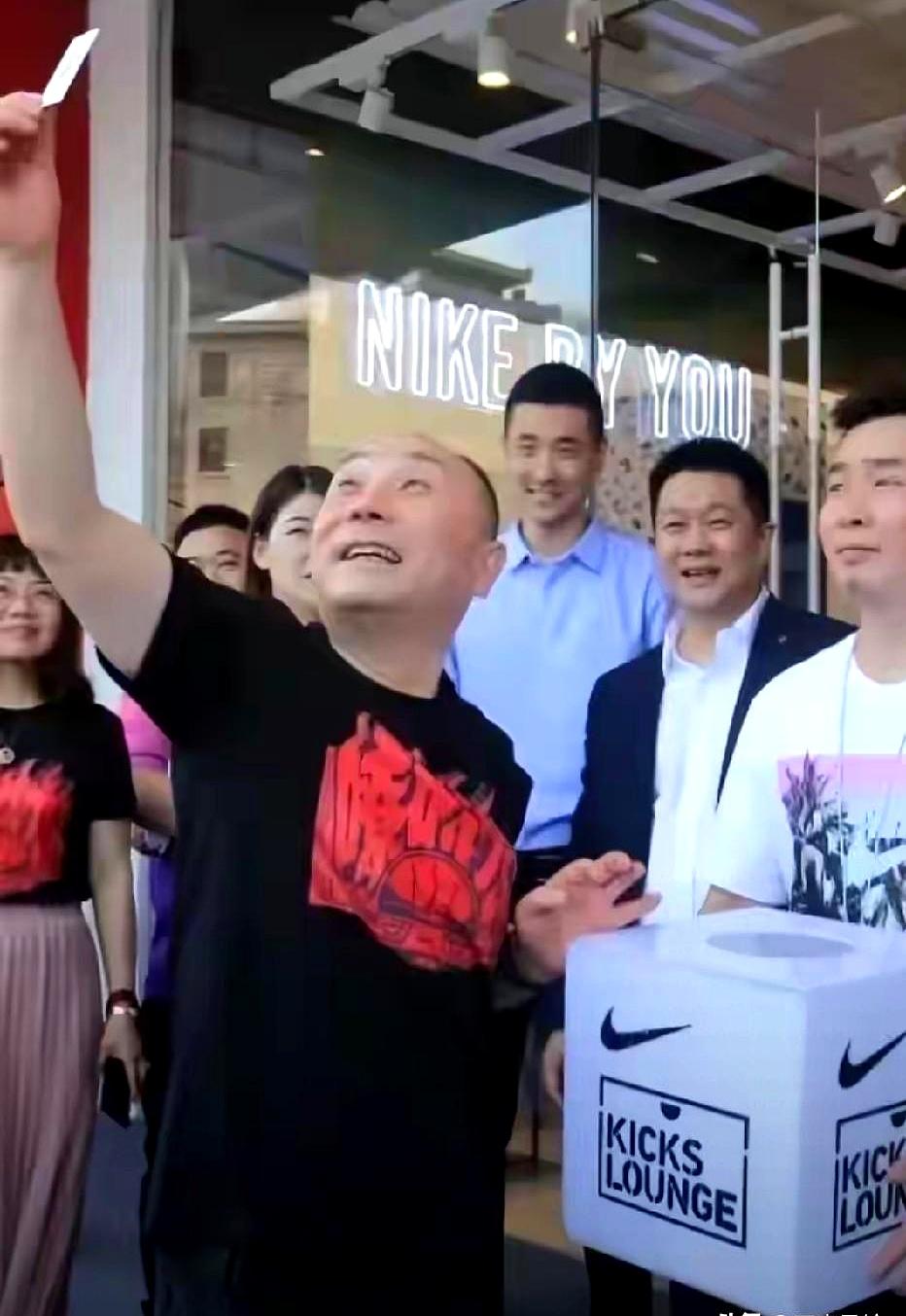 把自己的商铺全卖光，就为了在走前把员工最后一笔工资发齐，身家千万的大老板，怎么就
