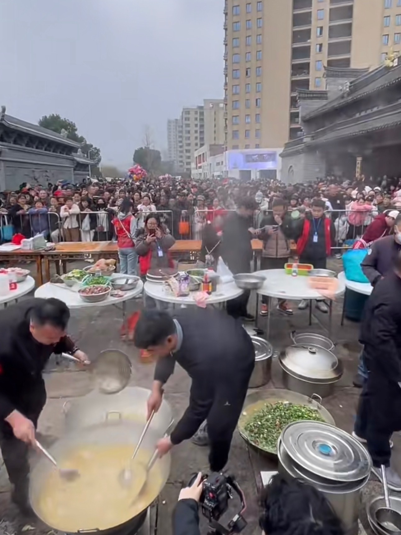 宁波云龙刨猪饭人山人海 ，里三层外三层，人都挤不进去了，大家都自带碗筷，贼噶热闹