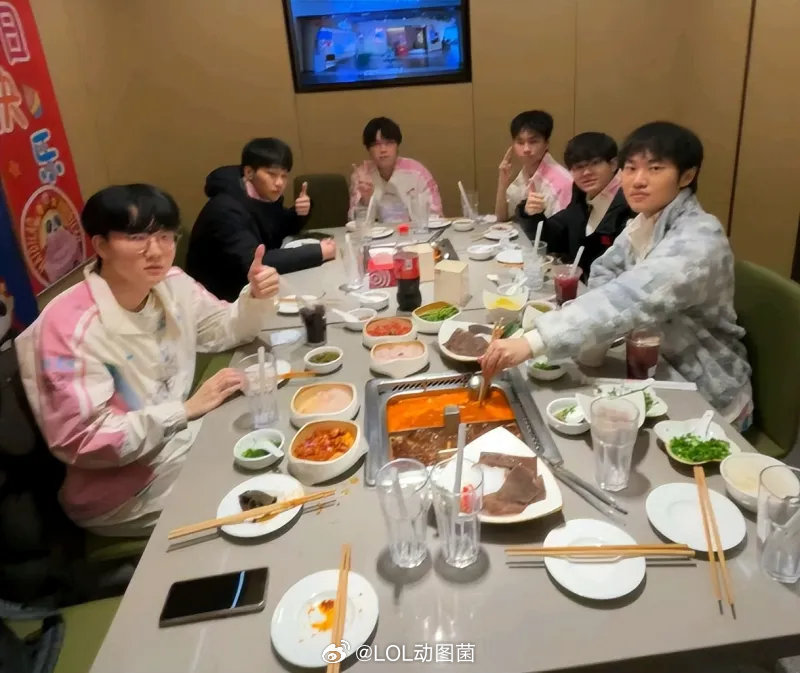 BLG海底捞聚餐庆祝夺冠，Bin看不上BFX：哪冒出来的，应该很好打夺冠之后，B