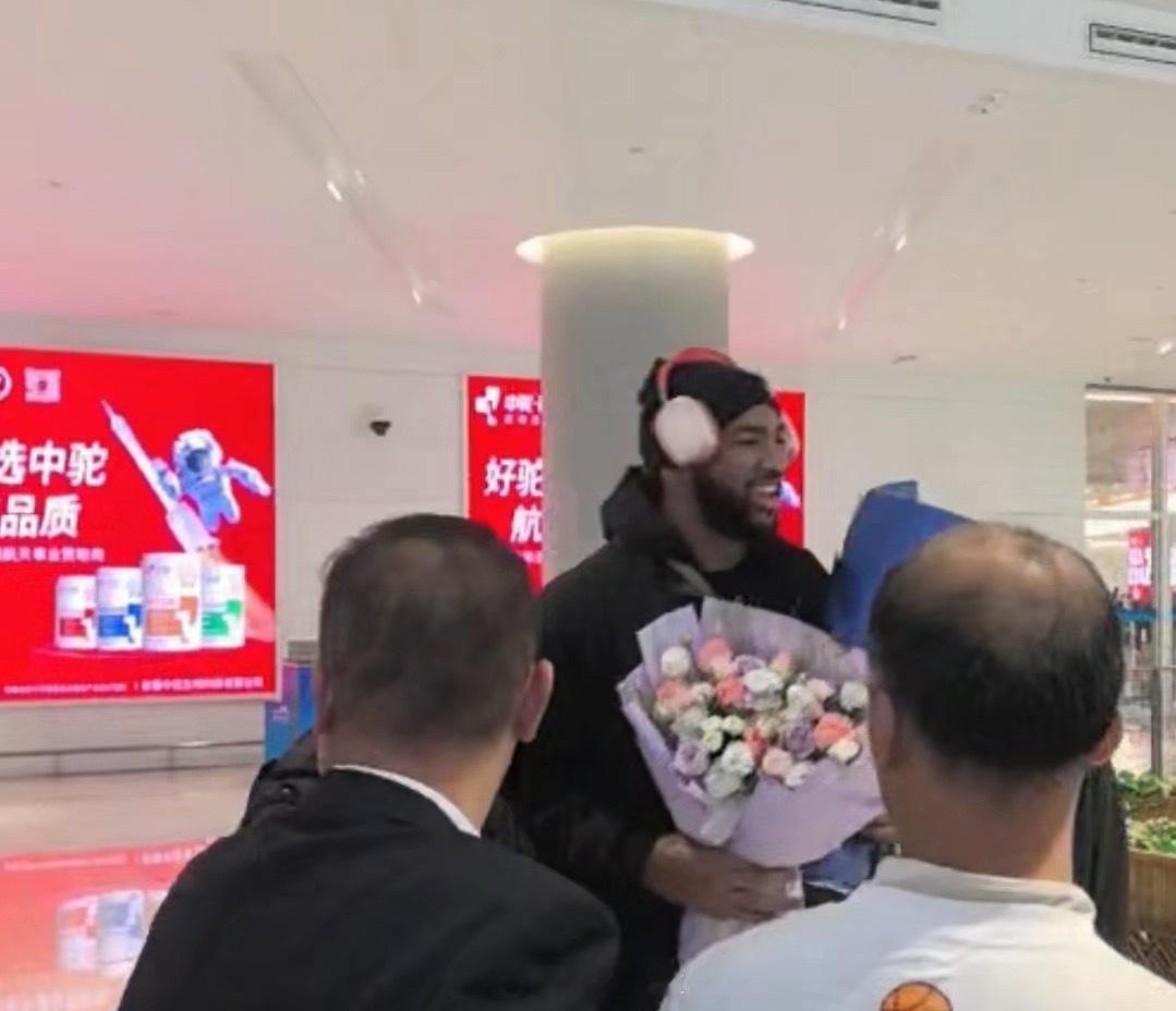 新疆男篮上赛季外援劳森今日到达乌鲁木齐与球队汇合！新疆男篮cba新赛季阿才说球C