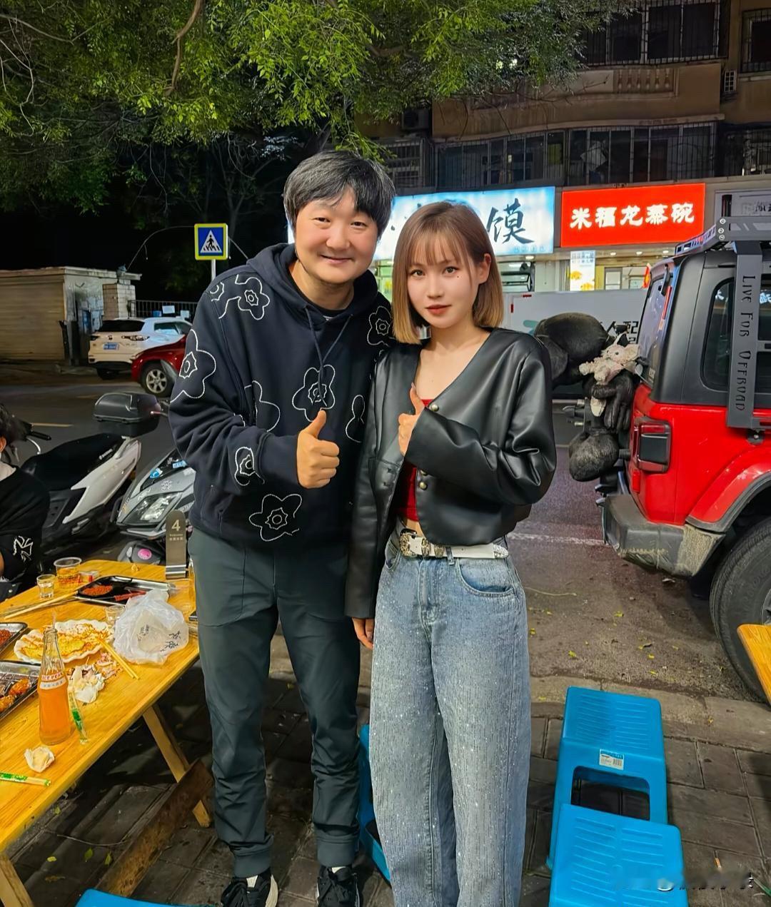48岁王大治在西安街边吃烧烤，他看起来瘦了好多，头上有了很多白发，脸好圆润，面相