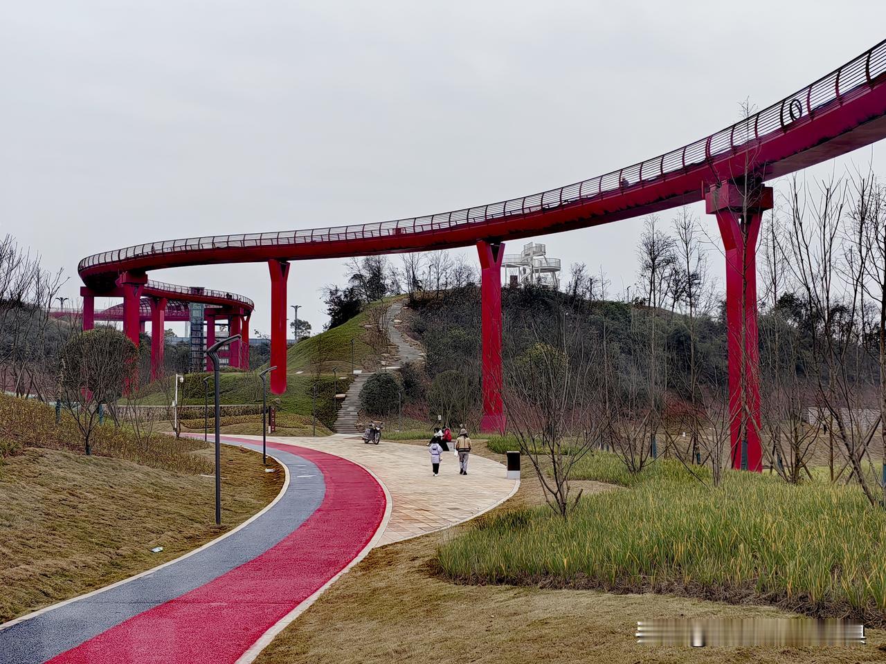 泸州柏木溪公园如果没有廊桥的话，就是一个很普通的城市公园。虽然目前廊桥还在加紧施