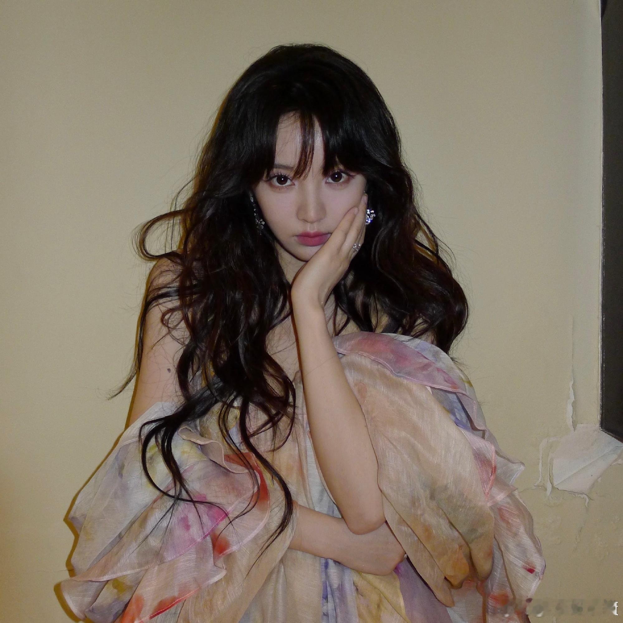 #田曦薇幻彩露肩裙##田曦薇海派甜心# ​ ​​​