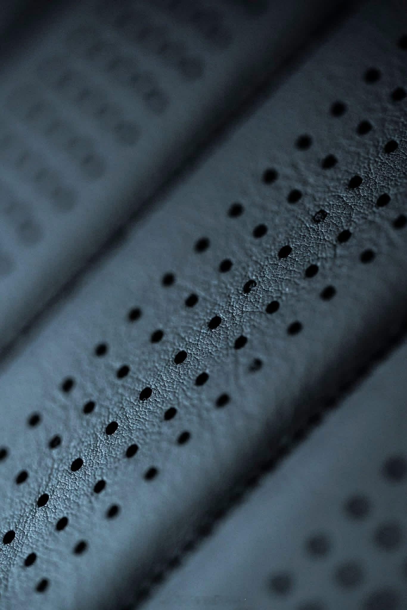 现在国产车的内饰做的已经很好了但跟老牌顶级奢华汽车相比设计审美、细节工艺还是有差