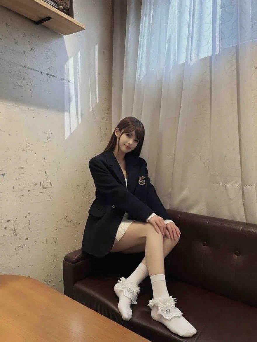 这个衣服搭配怎么样呢？
小西装搭配百褶裙，再加上艺术白袜，
妥妥的人间绝色啊。