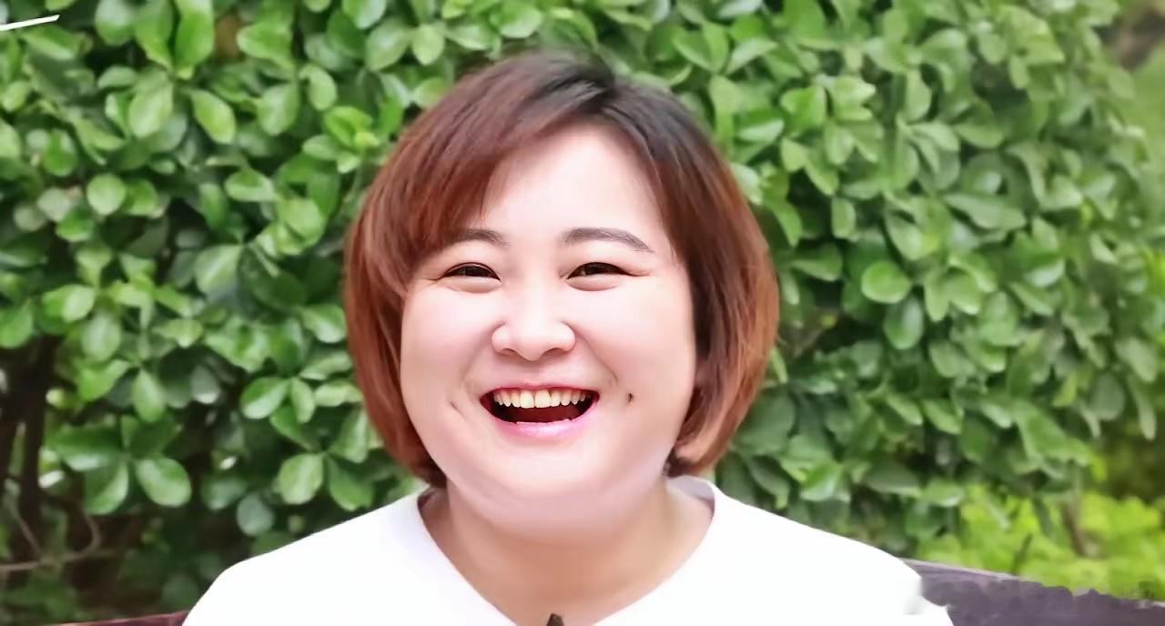 一次，主持人问贾玲:“你为什么要请杨紫出演《热辣滚烫》中的绿茶表妹？”​​​电影
