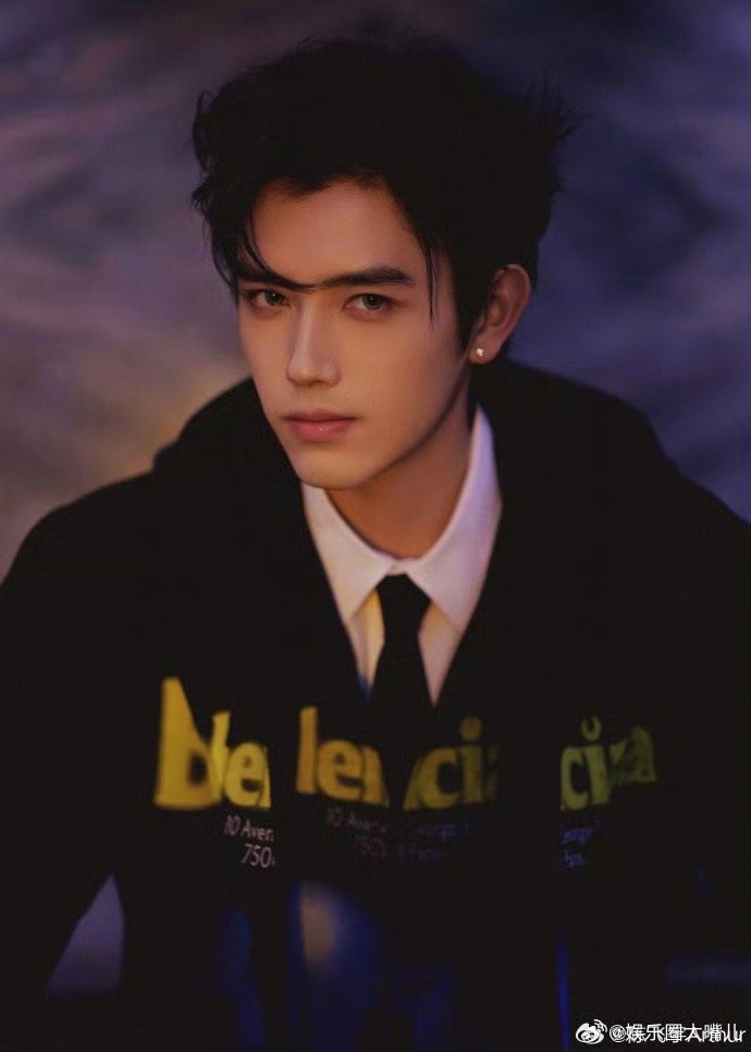 陈飞宇风格大变hello时装周 这组造型让陈飞宇的混血感彻底释放出来了，深邃的轮