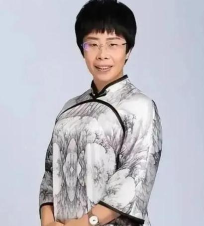 1975年1月出生，如今已经整50岁，北大才女蒙曼的征婚条件可把全网惊到了，她父