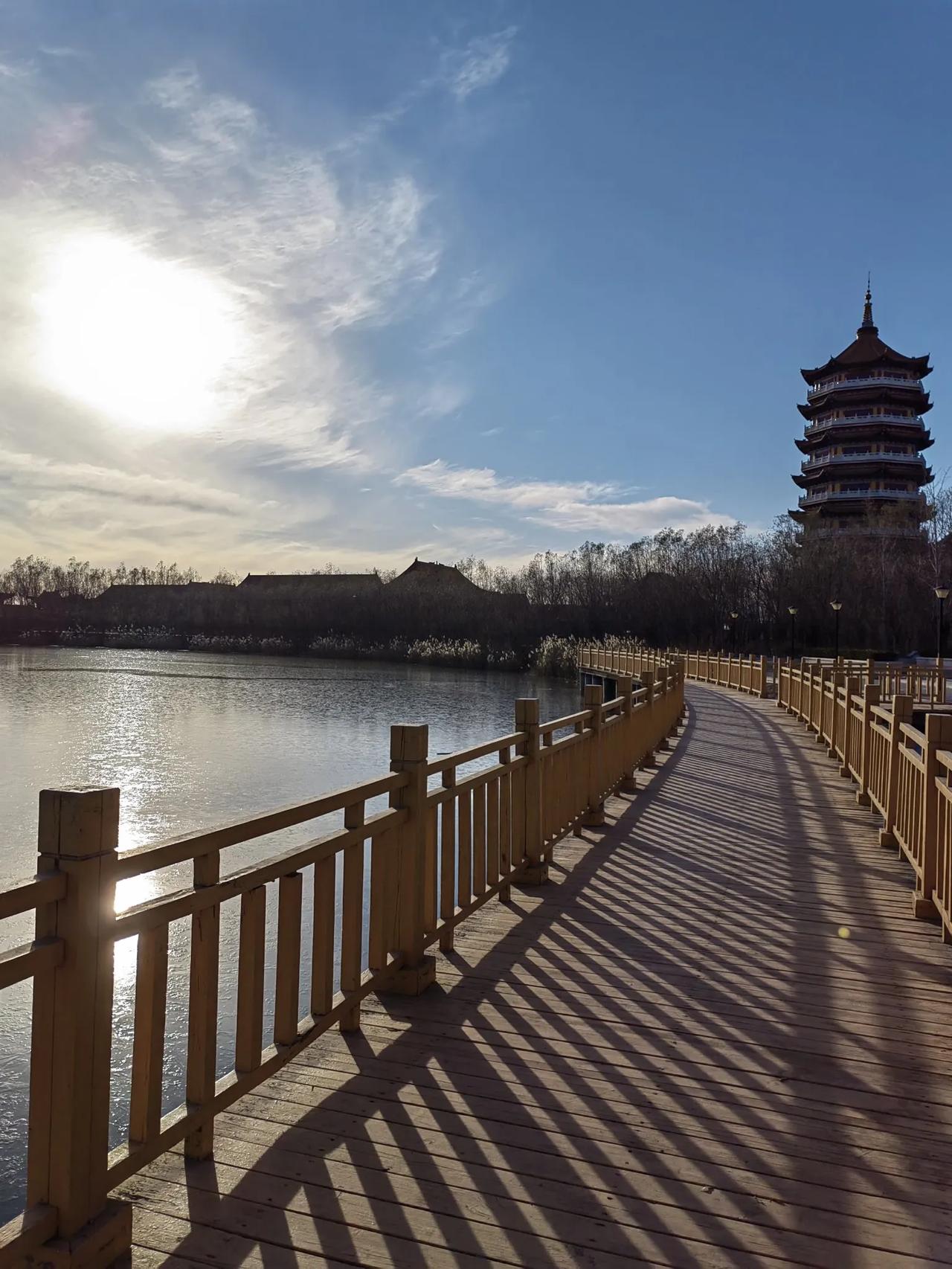 2025年的日历悄悄翻过最后一页，当2026的第一缕阳光洒进窗棂，我站在时光的渡