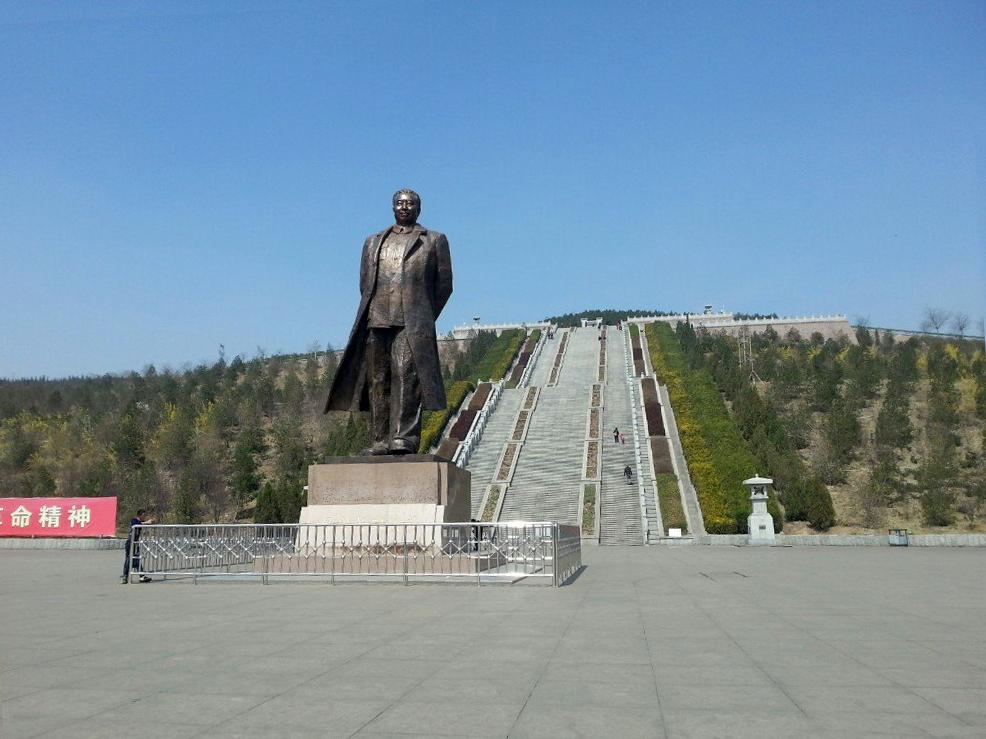 2011年，建设了两年的华国锋陵墓终于完工。后来一算账，总共花了1200多万元，