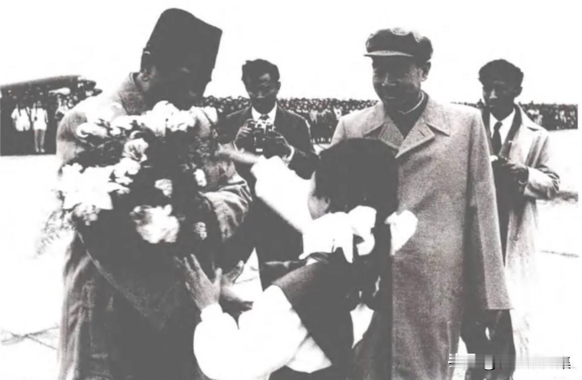 【周总理历史上的今天——5月26日】
1955年5月26日，下午，周恩来总理前往