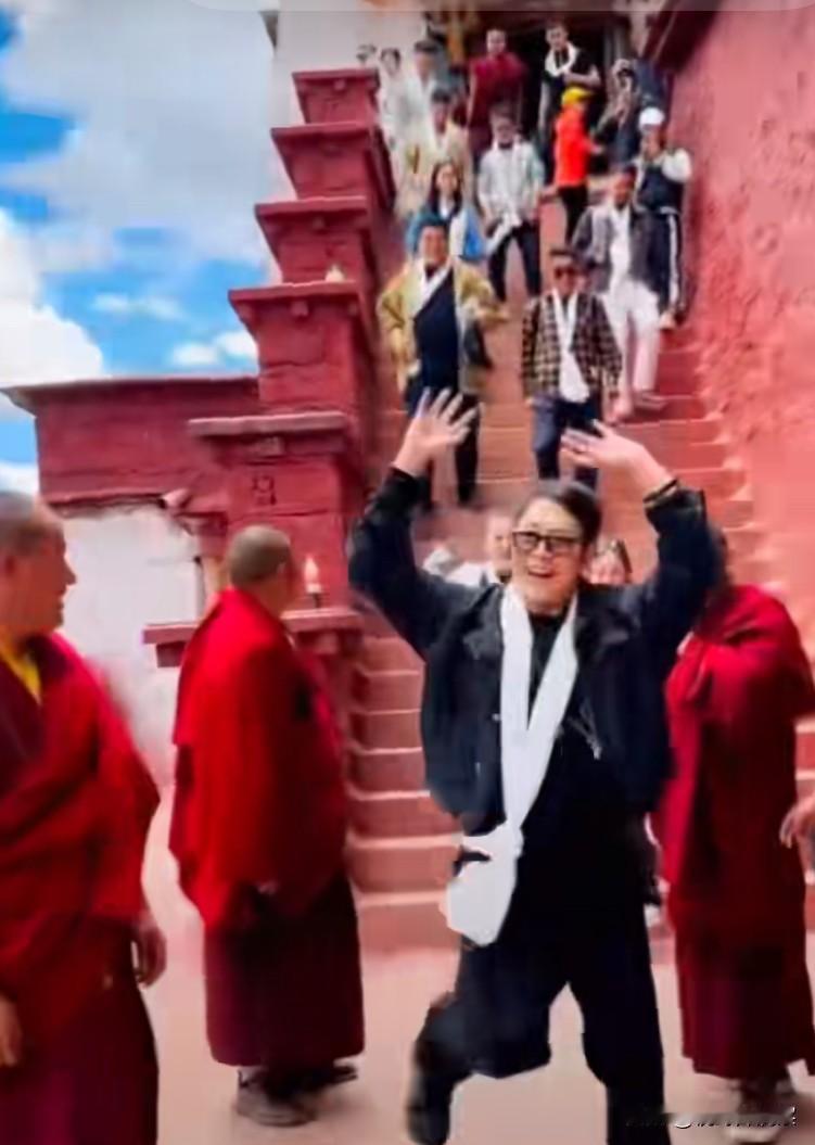 李连杰神童附体，倪萍小姐姐蹦蹦跳跳，真是有钱能使鬼推磨。
        一度老