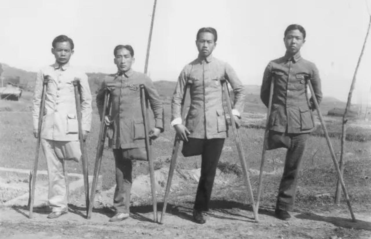 没想到这张1939年冬拍于浙江的老照片里，四个站得笔挺的军人，全是独腿。前阵子去