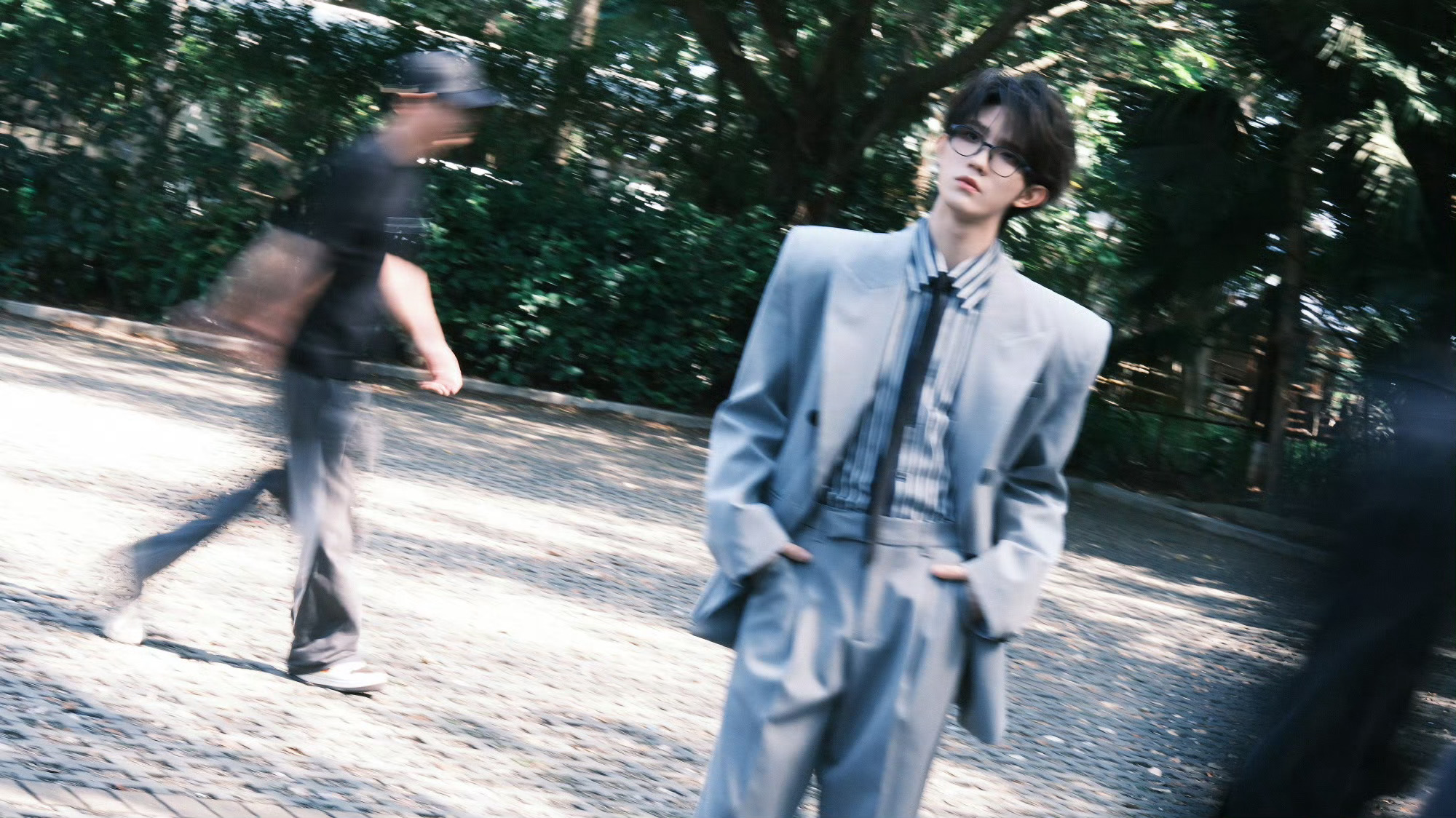 苏新皓我就不穿秋裤哈哈，这是要风度不要温度吗？最近天气挺冷的还是要注意保暖哦。最