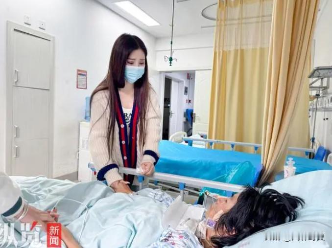 “说到做到！”10月27日，云南一50岁男子在街头卖红薯，摊位上还坐着他80岁双