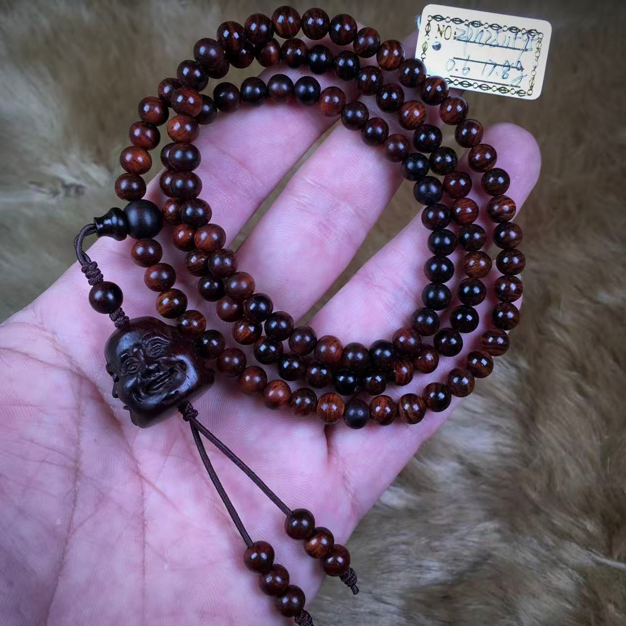 趁着赚钱周末去屯了一批海南黄花梨，这玩意儿年年涨价，存着慢慢卖。有做了几个特价的