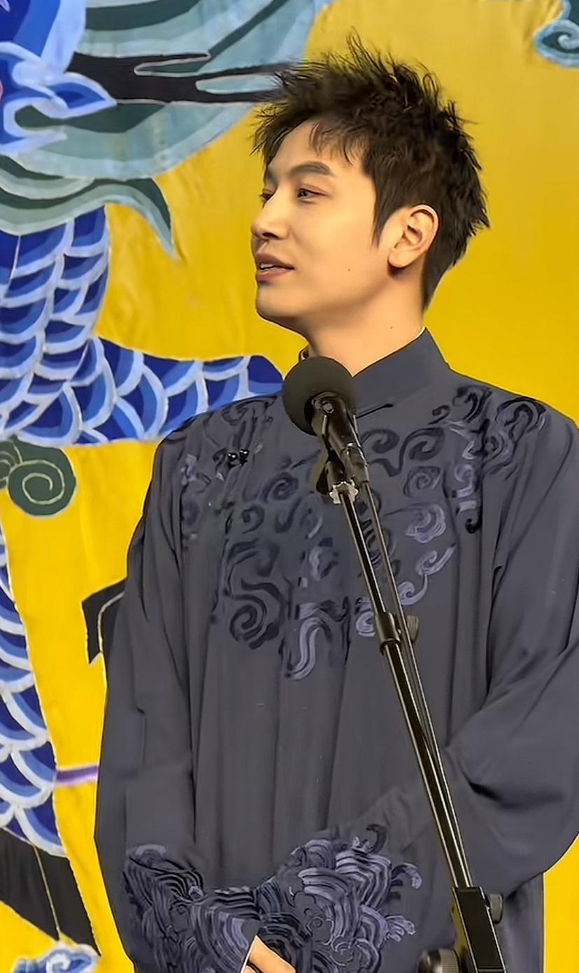 【相声演员王九龙穿上刺绣大褂，地位有所提升，你怎么看？】
近日，有网友发现德云社