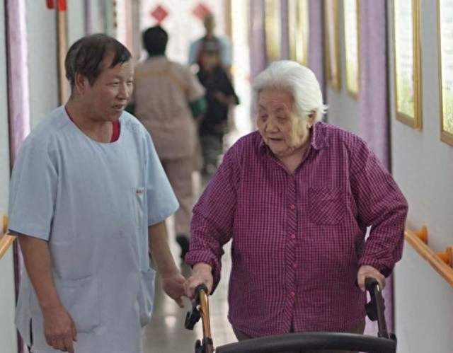 养老院开始退场？不是老人变少，两千不敢送，七千住不起