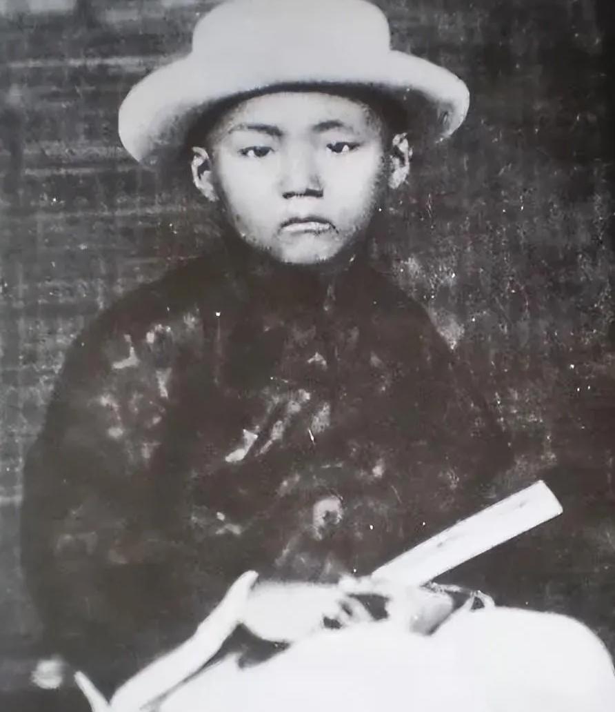 1920年，山东曲阜，孔府接到死讯：衍圣公死在京城，小妾肚子里那个要是闺女，孔家