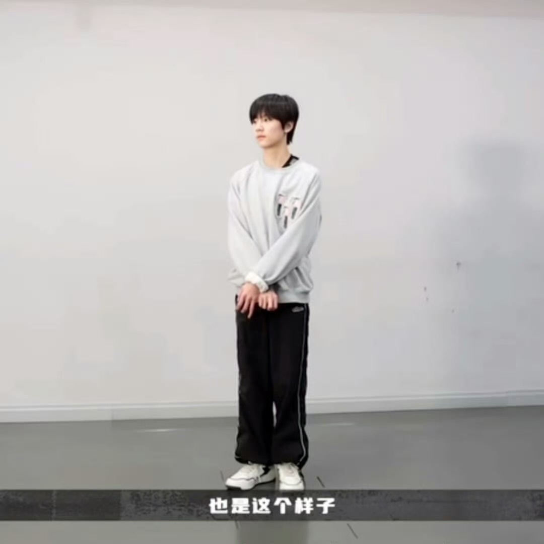 3月13号才开始见面会第一节舞蹈课的训练，曾经被老师批评抢拍，动作都记不下来学东