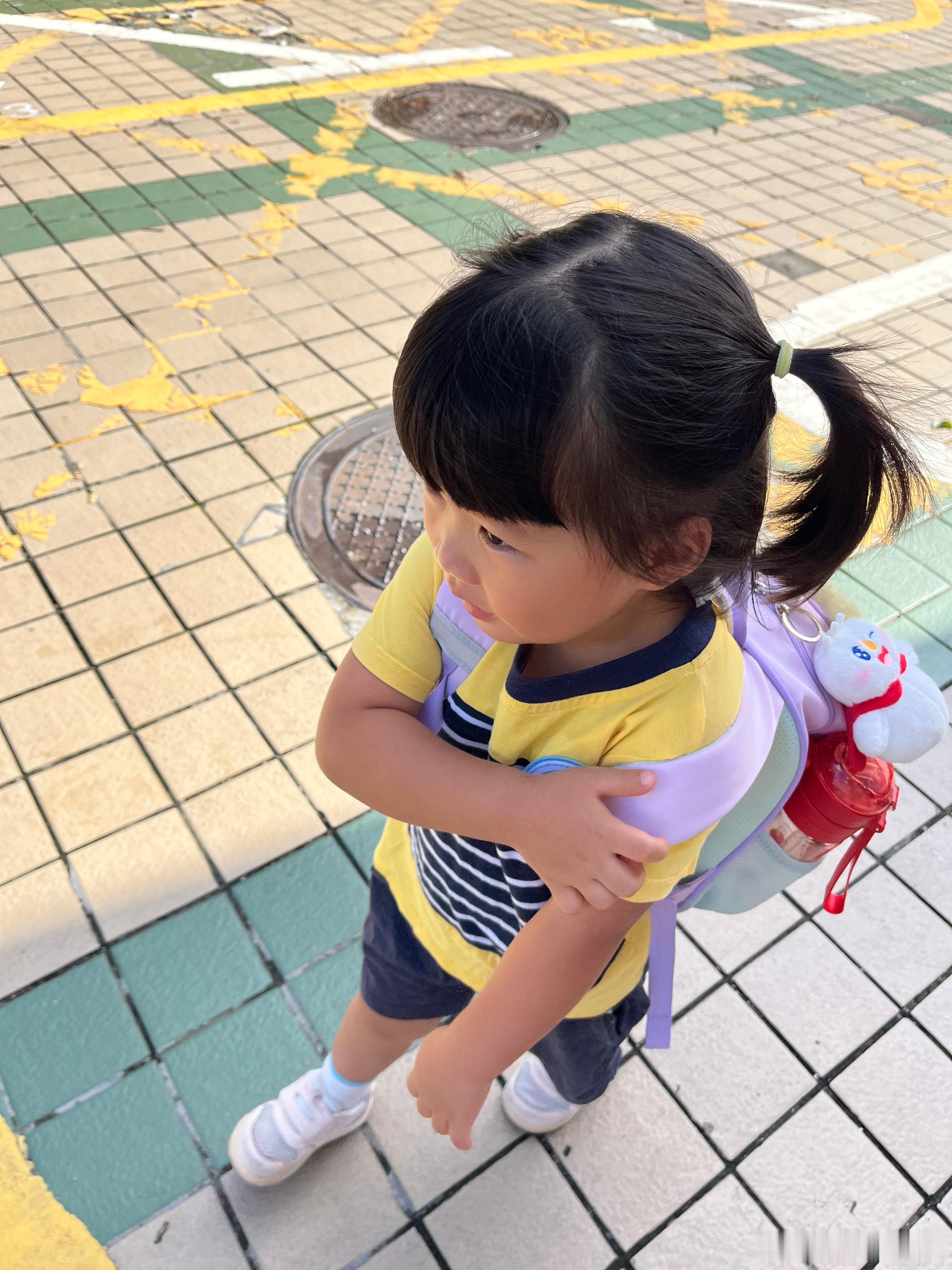 到学校门口，遇到她同学妈妈，我说和阿姨打招呼，阿姨好。今天怎么比我送得还早，同学