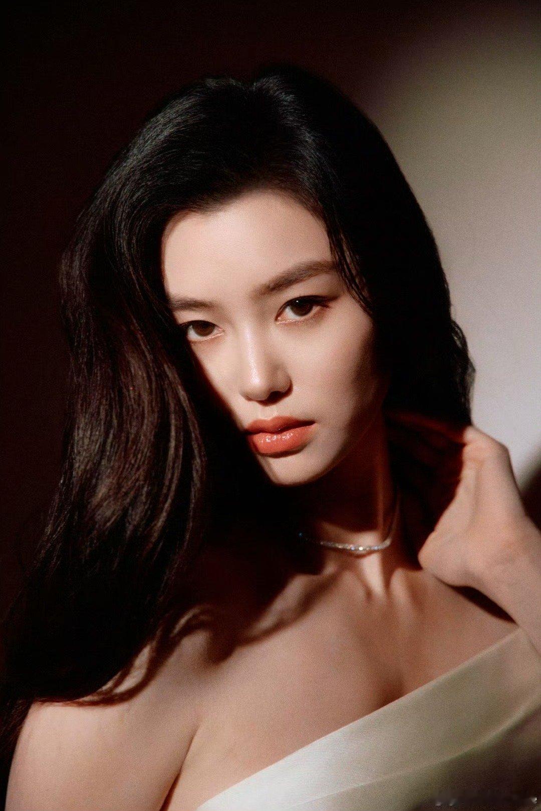 哇哦，陈瑜在这收工图里的神态，好似个刚完成舞台“魅力挑战”的小勇士，拍拍胸脯，雄