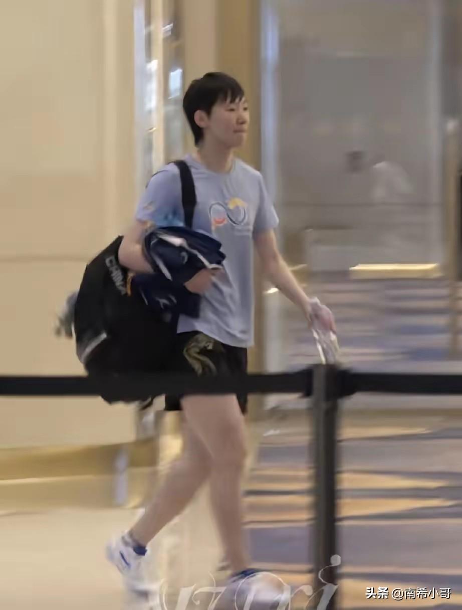 坏了，这次世界杯曼昱很难夺冠，
国乒落地澳门后，
曼昱进行了三个小时的适应训练，