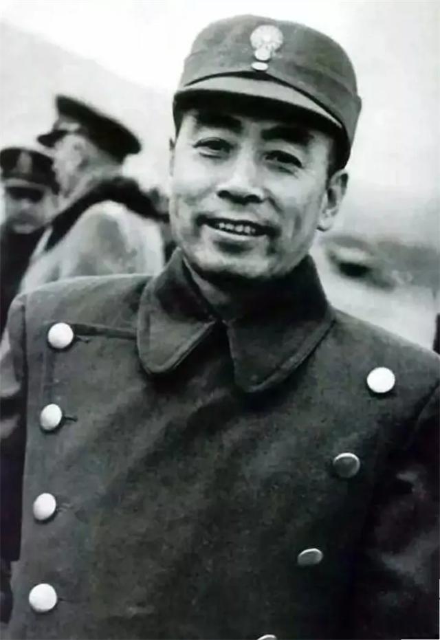 1927年，北伐军团长鲍靖中听说抓到一个共 党，他兴冲冲地走进审讯室。却意外地发