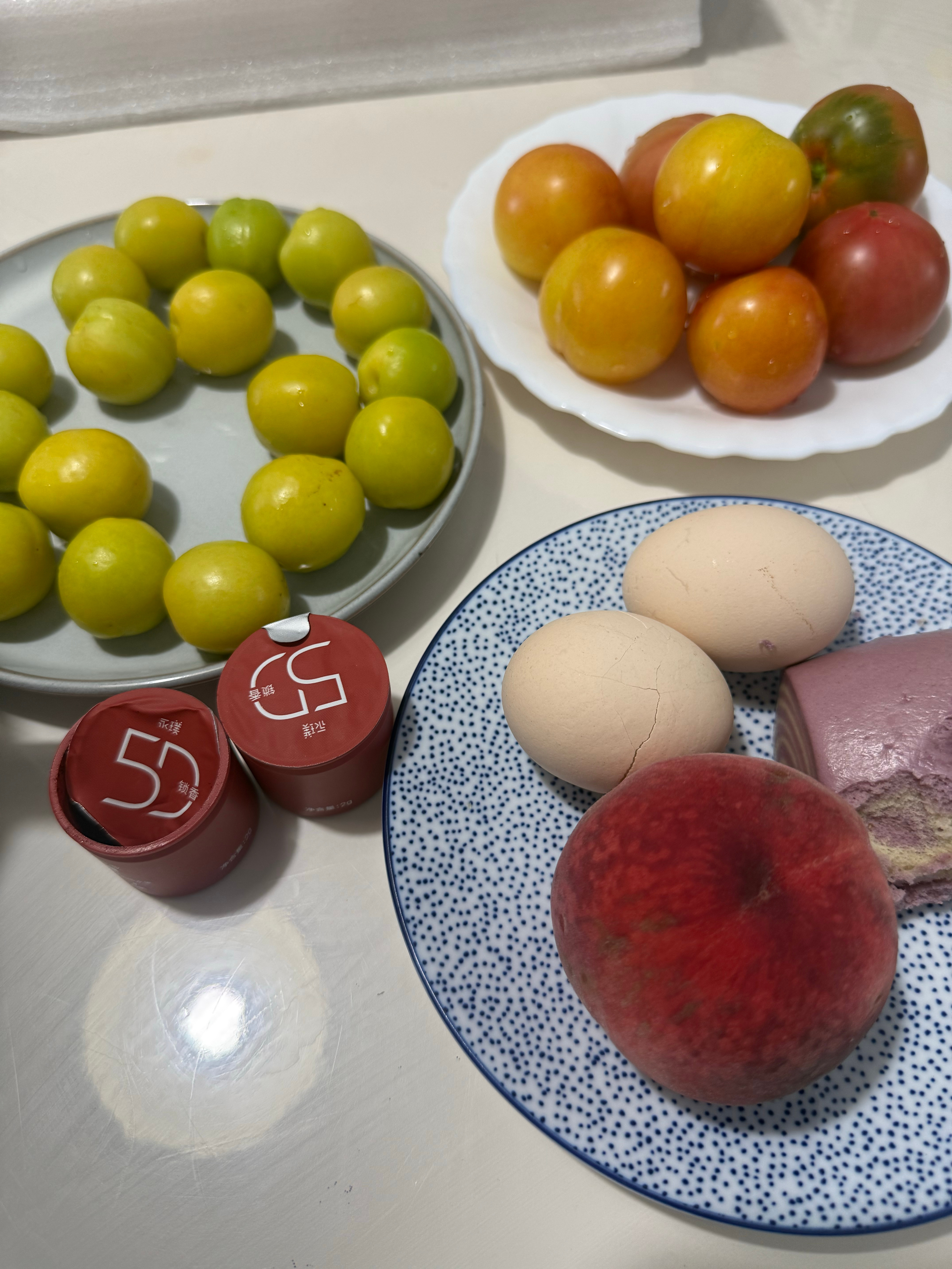 小陈回来后的早餐桌新疆的小白杏，东山的柰子，盘锦的西红柿，成都的脆桃…… 