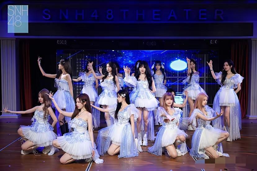 26岁王思聪的庆生画面，穿兔子服为她跳舞的姑娘，竟然是团体组合SNH48成员！真