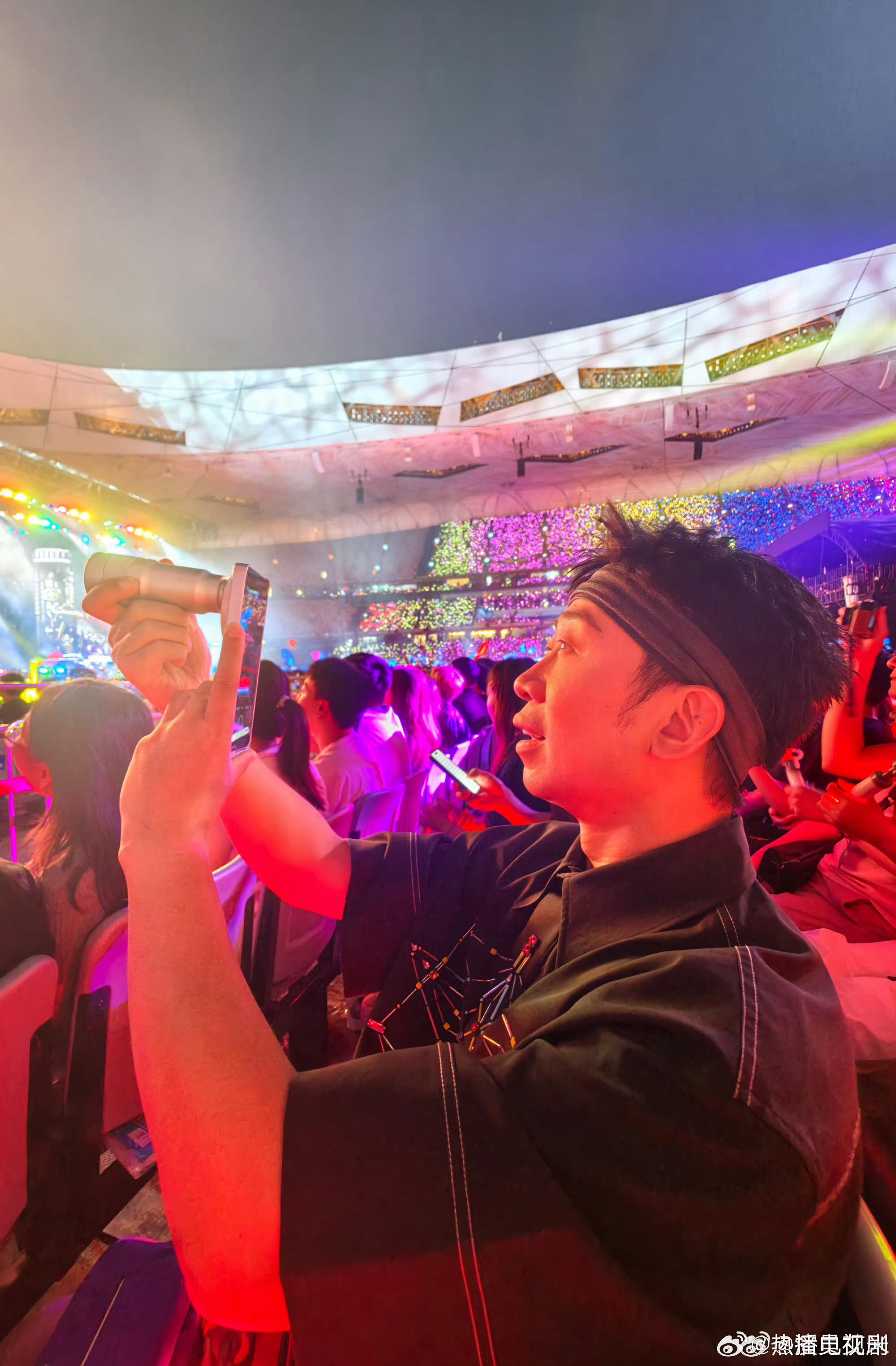 艾米打卡周杰伦演唱会啦！沉浸式奔赴青春现场，没想到还在观众席惊喜偶遇杨迪，直接解