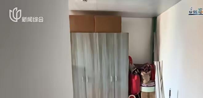 上海，一大姨在楼道内私装铁门、在公共楼道加装吊顶，将消防喷淋头严严实实包在里面。