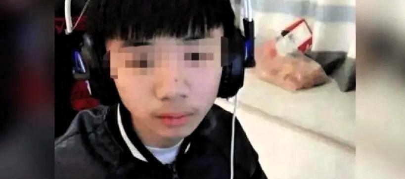 江西12岁男孩打游戏月入3万，父母支持其辍学专心打游戏赚钱，如今竟过成了这样！