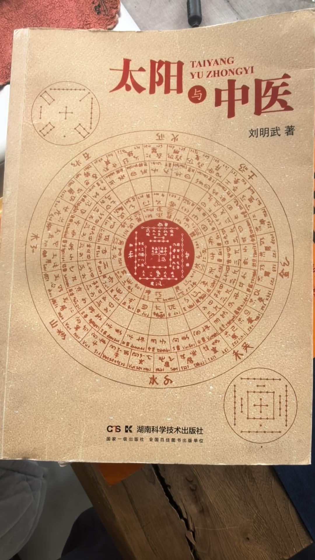 它们的核心区别如下：

· 逻辑学：靠“脑”算（推理）。它是一套严谨的公式，追求