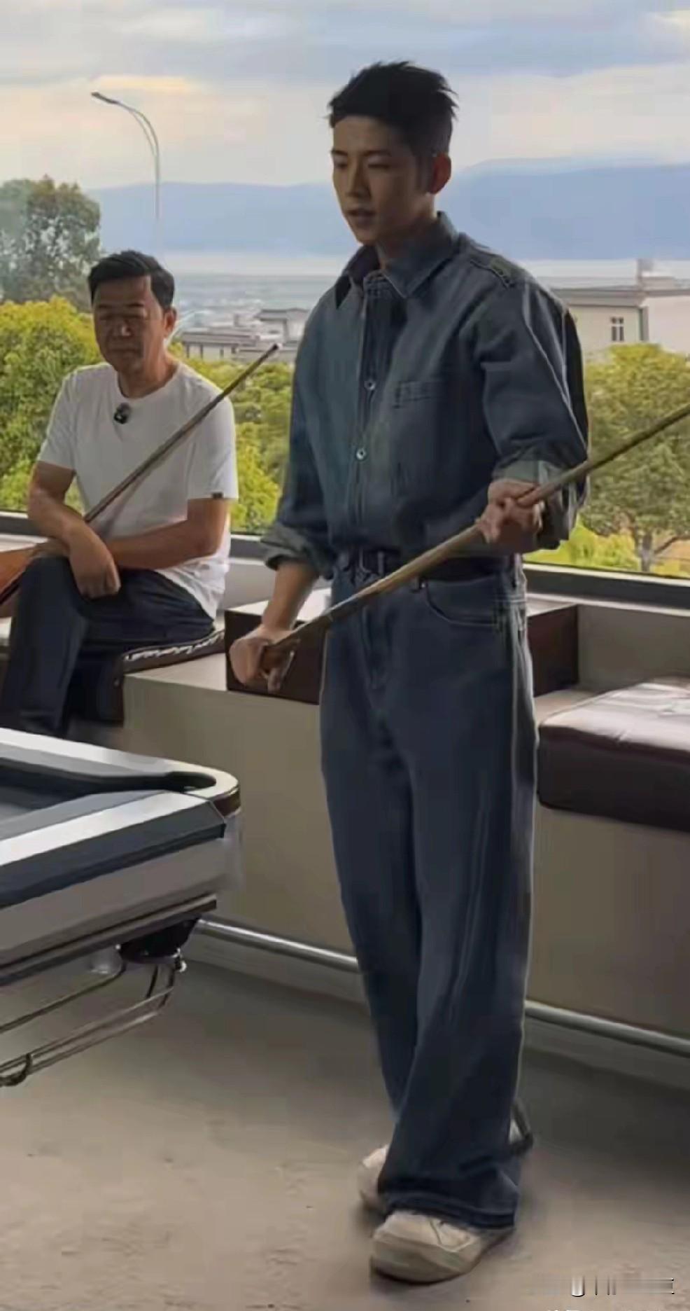 石头长大后变帅。郭涛360度角不停炫耀！
郭涛带着老婆去三亚补拍结婚照，把一对儿