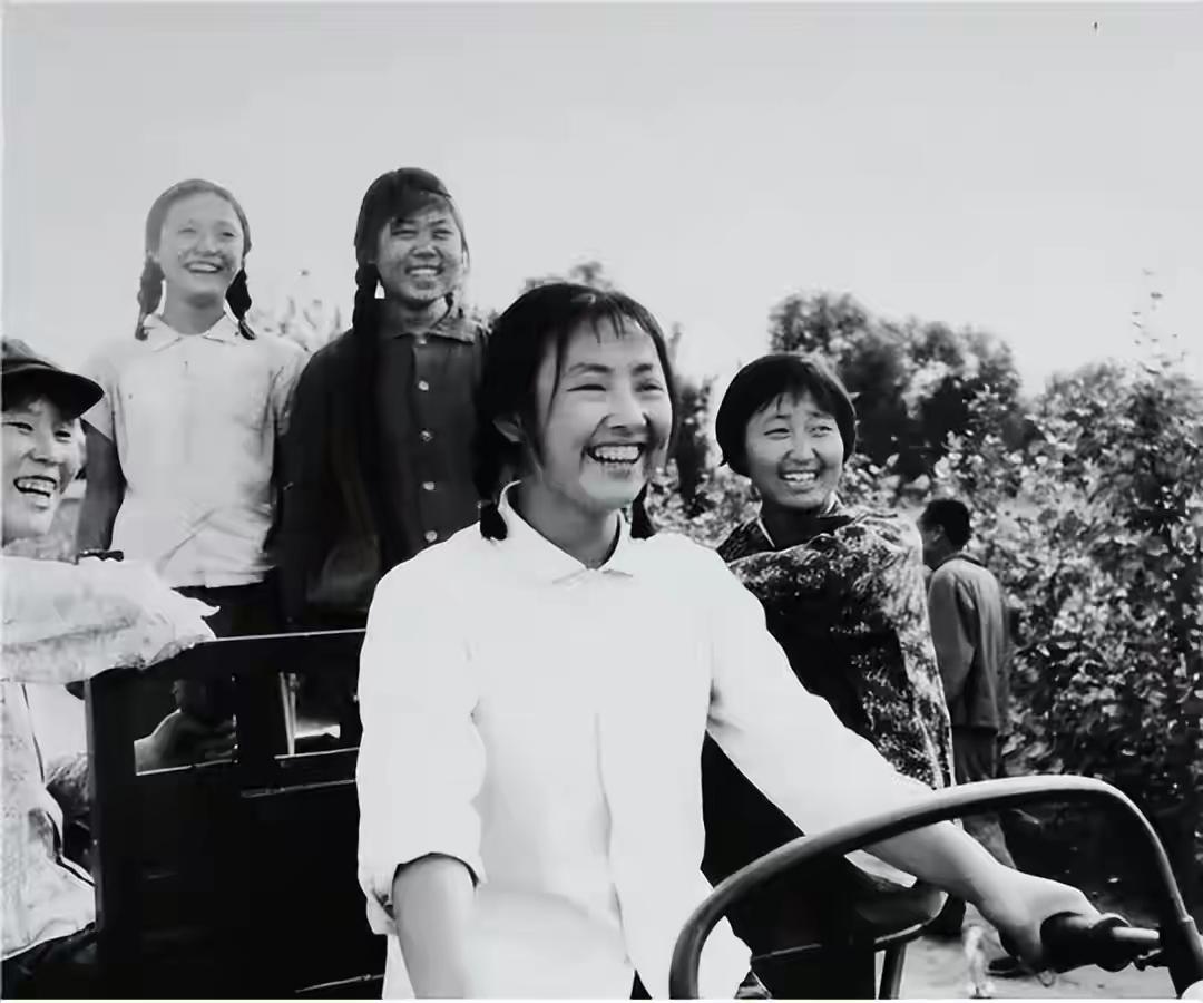 1971年，北京知青邵东平迎娶了地主家女儿。大婚当晚。女子小声询问：“我家出身不