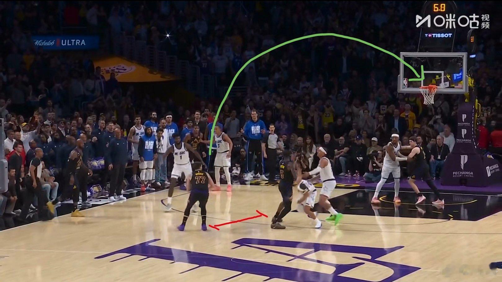 我记忆里这已经至少是东契奇本赛季第二次关键三分没空位出手了，这出手空间比他家乡卢