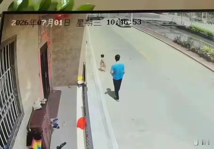 太可怕了，男子趁监护人不在身边，抱起街边小孩就扔河中，一定要看好自己家小孩！通过