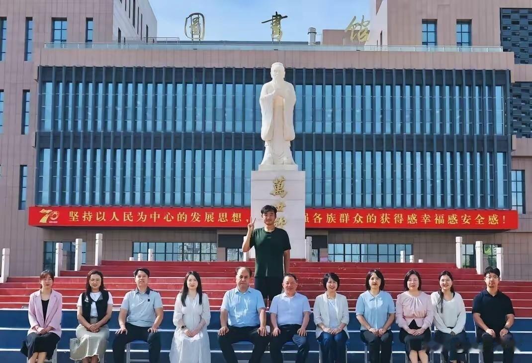 太赞了了！喀什大学2026届毕业照就1个学生站后面，前排坐了11个老师，退役复学