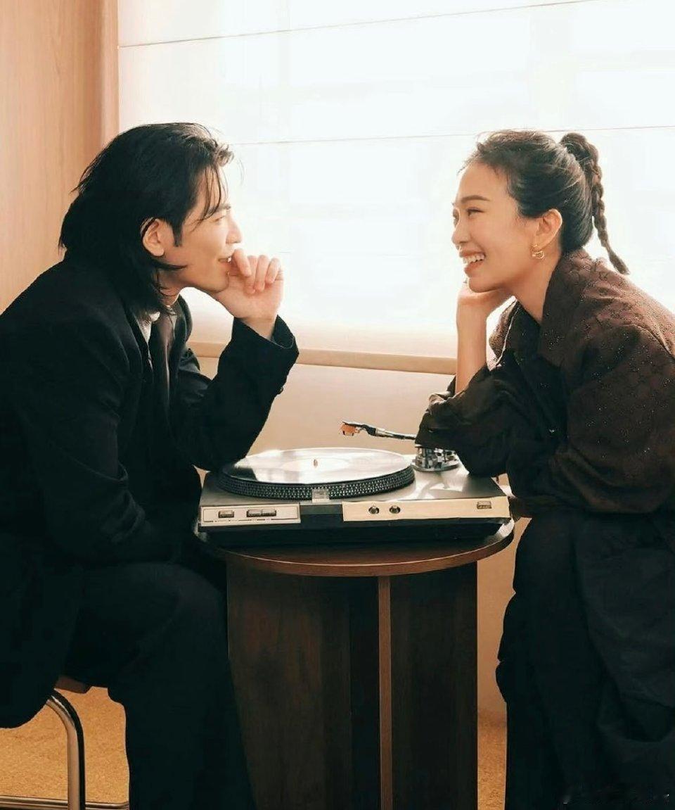 萧敬腾官宣！考虑与大14岁妻子领养孩子，婚姻状态引热议
 
近日，歌手萧敬腾在采