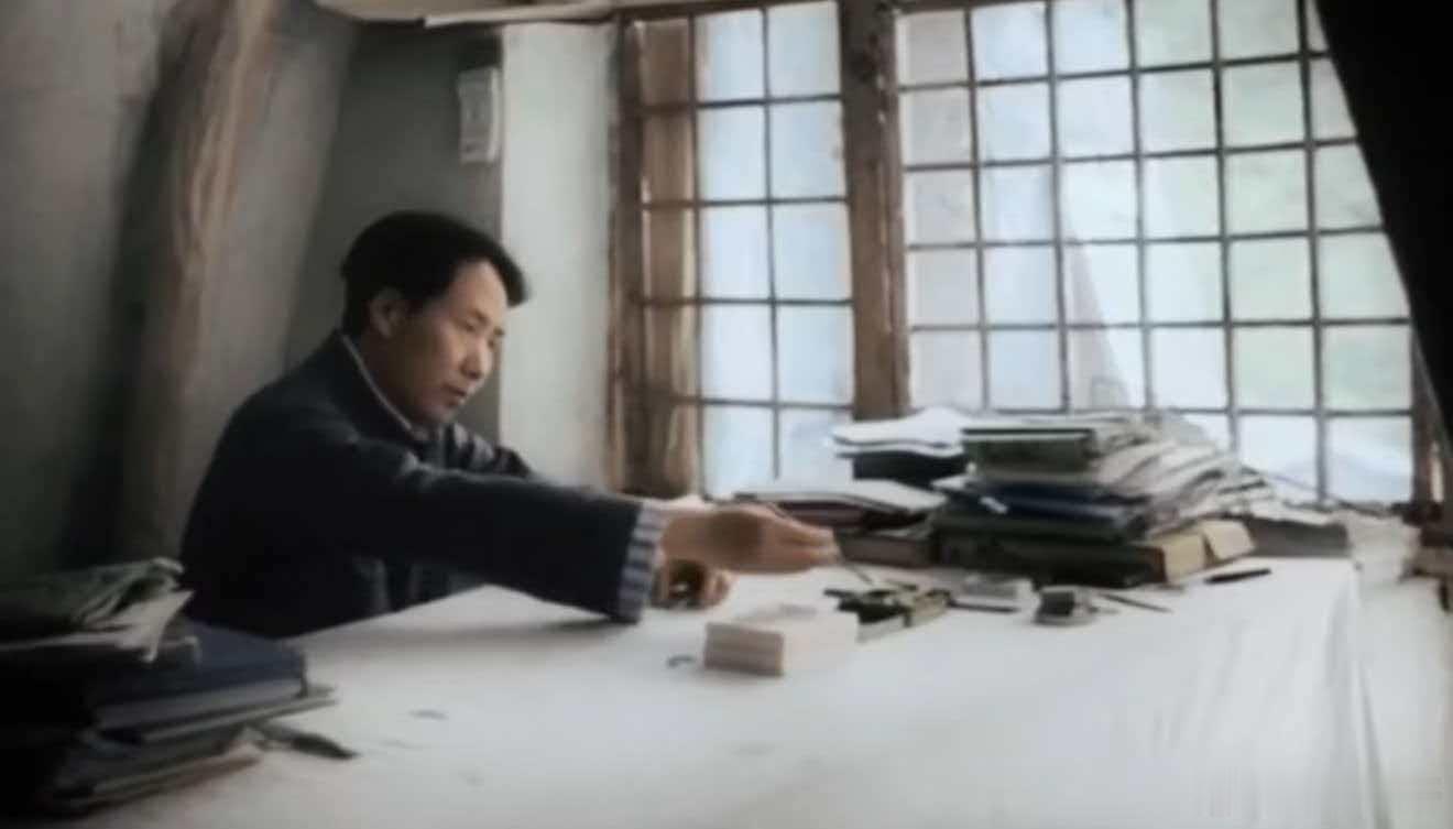 教员，1938年在延安窑洞里写出了《论持久战》 