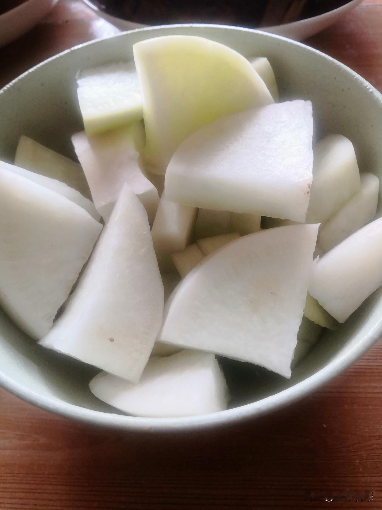 说出一个三个字的美食白萝卜，这是一道很美的美食，白萝卜可以炖鸡，鸭鹅都行，它的营